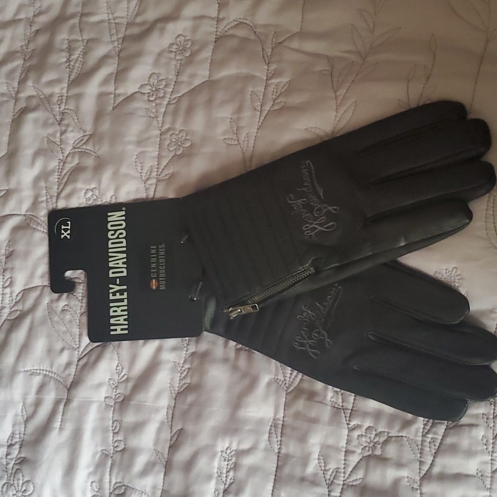 Ladies leather gloves